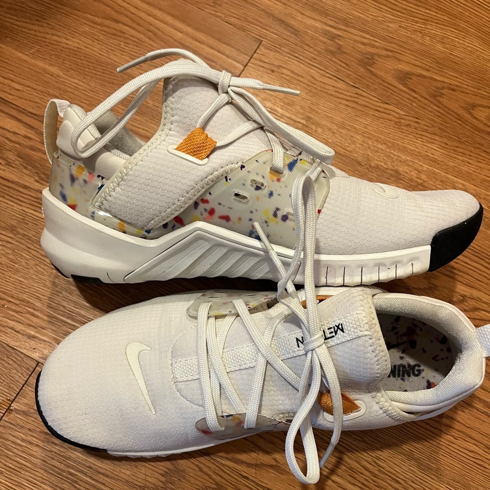 Women’s 7 1/2 Nike Meton lifting shoe. White with confetti color on the side. ￼
